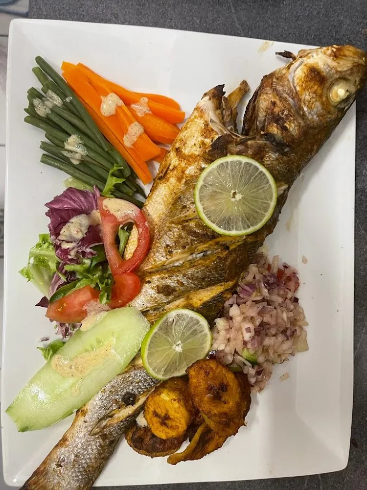 Poisson Brézé Accompagné de Légumes Et de Banane Plantain